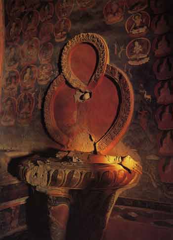
The only thing left of the statue of Tara in the White Temple in Tholing is her arm - Tibet Nomachi book
